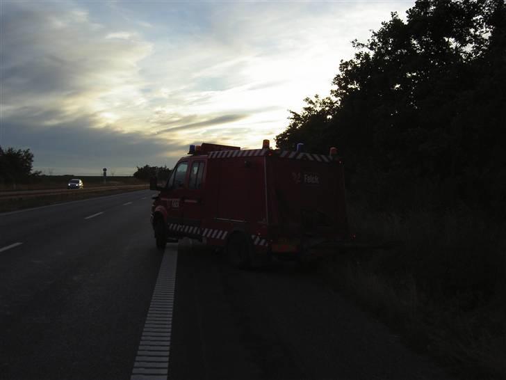 Lastbiler Kai Andersens eftf. - Ulykke med min fars actros på fyn. Han besvimede lige pludselig og endte med det her og skete ikke nogen personskade. billede 164