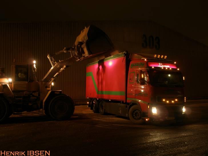 Aktiv Containerservice - Ved at få et læs træpiller på, ved Energi Randers på Århus Havn billede 177