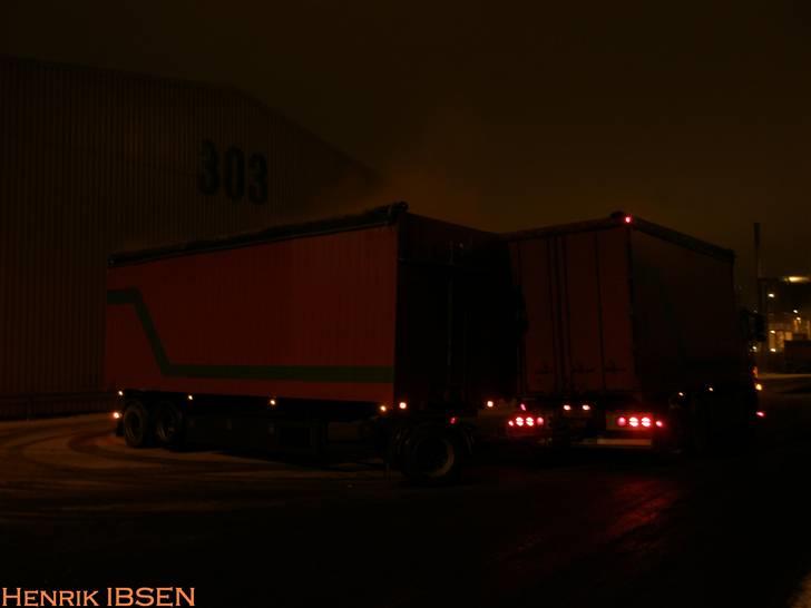 Aktiv Containerservice - Ved at få et læs træpiller på, ved Energi Randers på Århus Havn billede 178