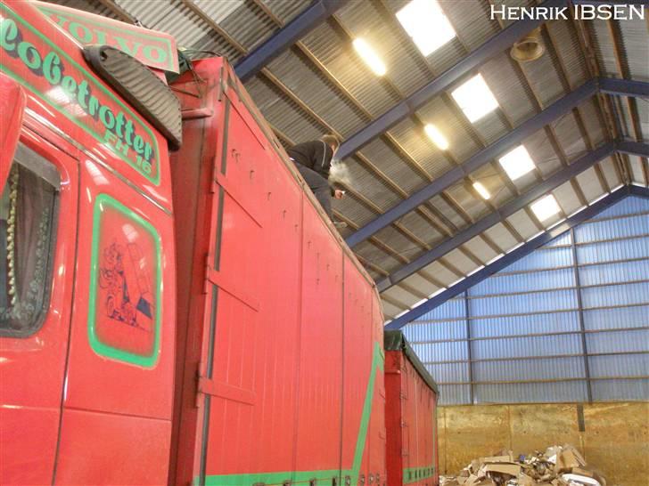 Aktiv Containerservice - Tja, han der læsset bilen, glemte lige at hæve den, inden han kørte den ud og bilen. Og på det tidspunkt stod jeg op inde i førerhuset, og grib fat i sæderne, for troede bilen væltede, for bilen tog og gyngede fra side til side, ret vildt.. billede 190