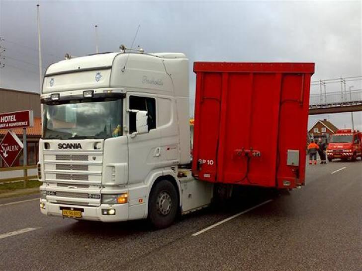 Mine Gl. lastbiler - Ups. min kammerat skulle hjem til sit barns fødsels og gik lidt hurtig med at skifte trailer imellem os.. hvad gør man ikke for at hjælpe en ven  i nød. men ups... glemmer det aldrig.. billede 2