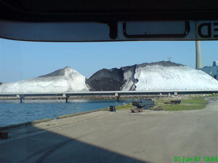 Mine Gl. lastbiler - Ved læsse aske af på stisnæs værket.. det er kuld det hvide.. billede 10
