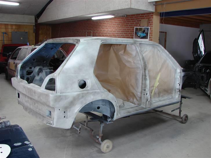 Golf 2 syncro projekt  - D.4-2-10 bilen har fået den sidste lag epoxy billede 57