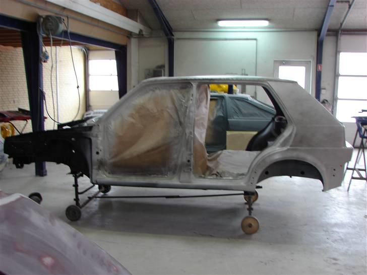 Golf 2 syncro projekt  - D.4-2-10 bilen har fået den sidste lag epoxy billede 58