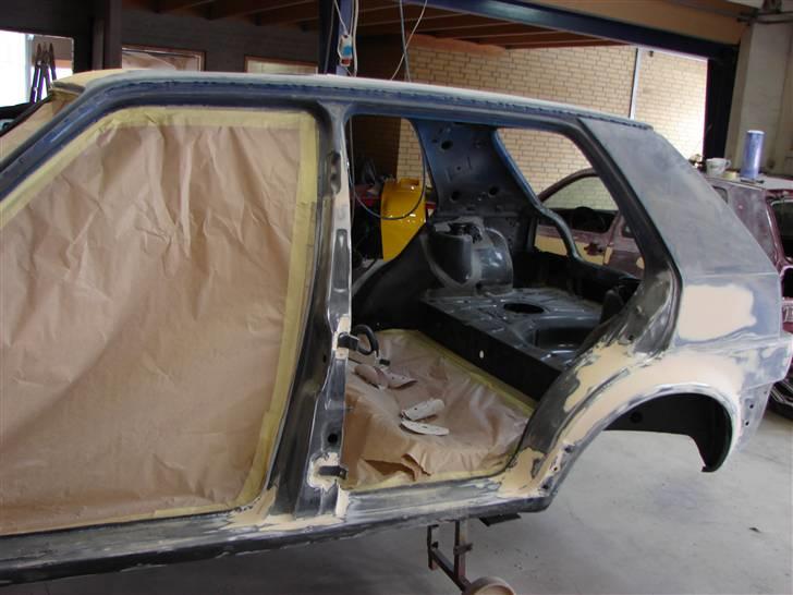 Golf 2 syncro projekt  - D.1-2-10 bilen er blevet spartlet og slebet klar til epoxy billede 60