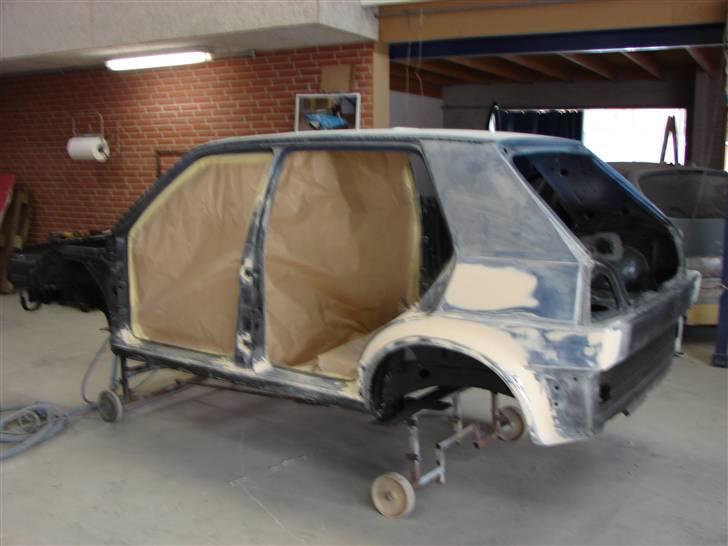 Golf 2 syncro projekt  - D.1-2-10 bilen er blevet spartlet og slebet klar til epoxy billede 61