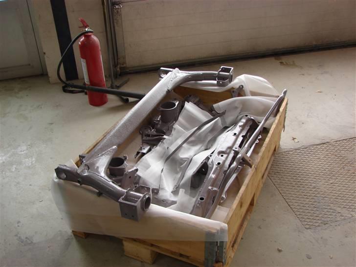 Golf 2 syncro projekt  - D.10-2-10 har fået mine dele tilbage fra sandblæsning de er blevet sandplæst og metaliseret og fået epoxy nu skal de bare lige have lidt maling så de kan blive samlet billede 63