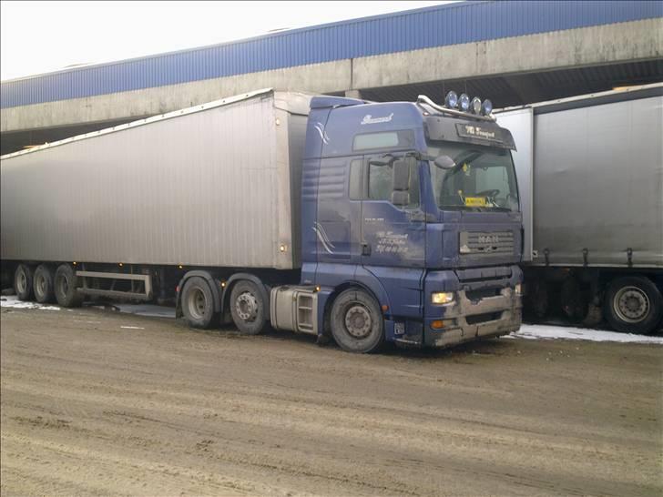 Billeder fra mine ture hos VB Transport - Læsning ved Tarkett i Ronneby ved den faste rampe billede 112