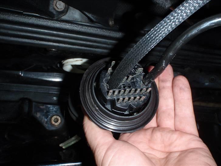 Golf GTI - Lydisolering og kabel føring - Lidt bøvlet med strøm/signal stikkende i dørene, men modificeres skulle det, for at kunne få et 2,5 kvadrat højttaler kabel igennem + Snakeskin ;) billede 65