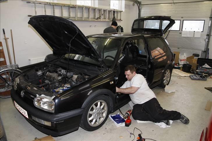 Golf GTI - Lydisolering og kabel føring billede 64