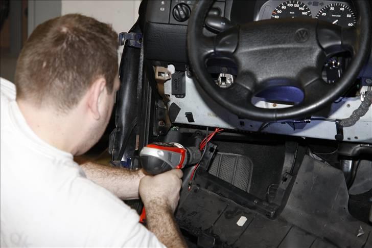 Golf GTI - Lydisolering og kabel føring billede 63