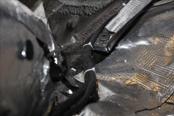 Golf GTI - Lydisolering og kabel føring billede 60