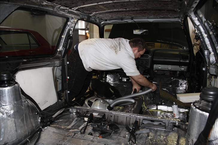 Golf GTI - Lydisolering og kabel føring - Peter G. støvsuger lige vognen, inden samlingen af interiøret kunne begynde. billede 58