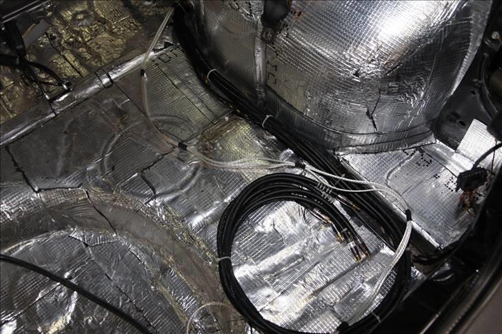 Golf GTI - Lydisolering og kabel føring - Så er kablerne klar til at bagagerummet bliver lavet. Dog mangler der lige AIV Snakeskin på den sidste højtalerkabel, desværre løb vi tør på en søndag! billede 57