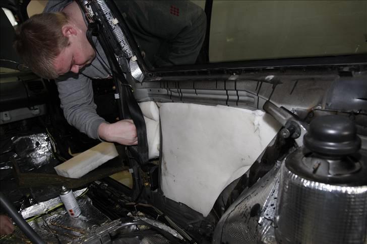 Golf GTI - Lydisolering og kabel føring - Casper montere BIVA skum madras, til at isolere istedet for de gamle flamingo kasser som var i dørpanelerne. billede 56