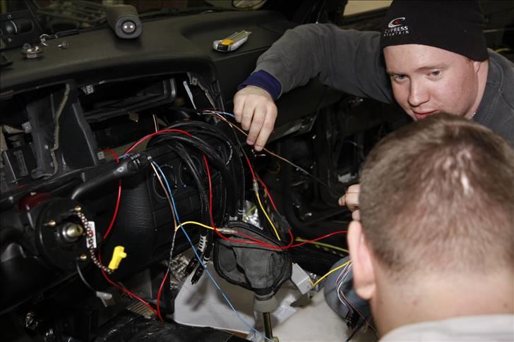 Golf GTI - Lydisolering og kabel føring - Da det hele var noget rigtig skidt, fra tidligere ejer vdr. strøm osv, inde bag head uniten, blev det hele fornyet og nye stik blev sat på. billede 55