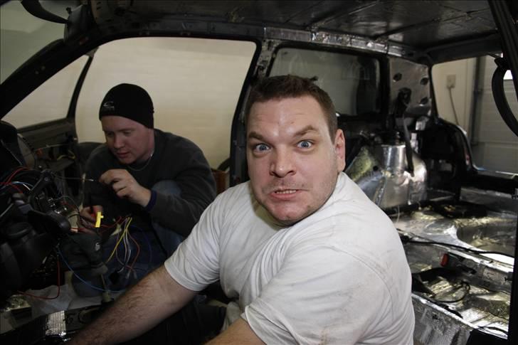 Golf GTI - Lydisolering og kabel føring - Fra venstre: Jesper T. og Peter G. billede 52