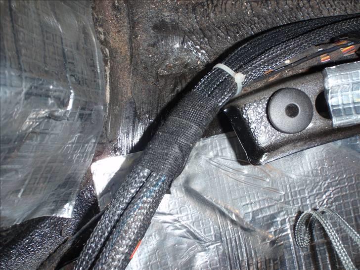 Golf GTI - Lydisolering og kabel føring billede 51