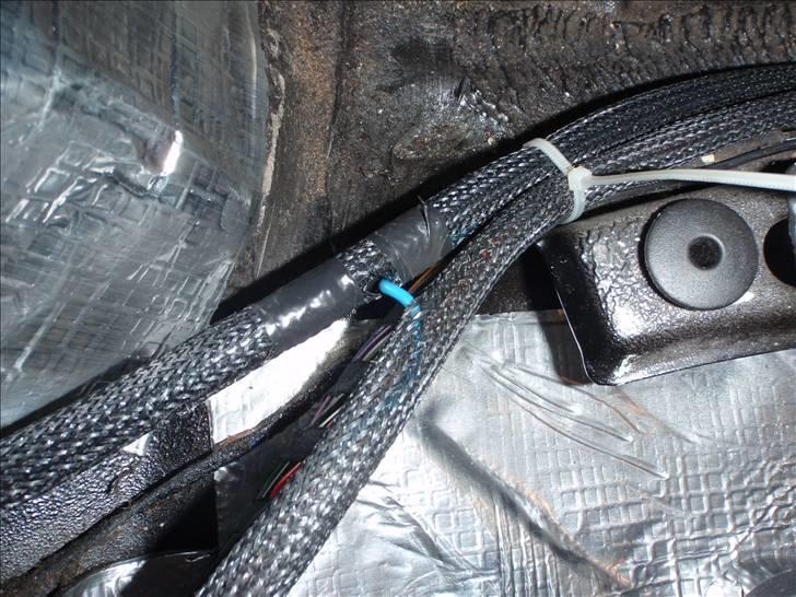 Golf GTI - Lydisolering og kabel føring - Remoten løber via et lille krumspring fra strømkablet, over til højtaler kablet, da det skal hen til forstærkerne. billede 50