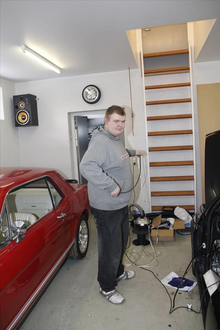 Golf GTI - Lydisolering og kabel føring - Casper igang med at beklæde div. strøm og højtaler kabler med AIV Snakeskin. billede 49