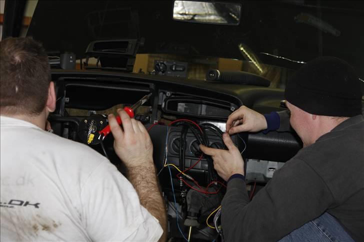 Golf GTI - Lydisolering og kabel føring billede 48