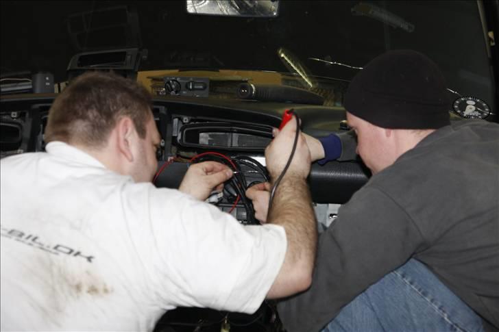 Golf GTI - Lydisolering og kabel føring billede 47