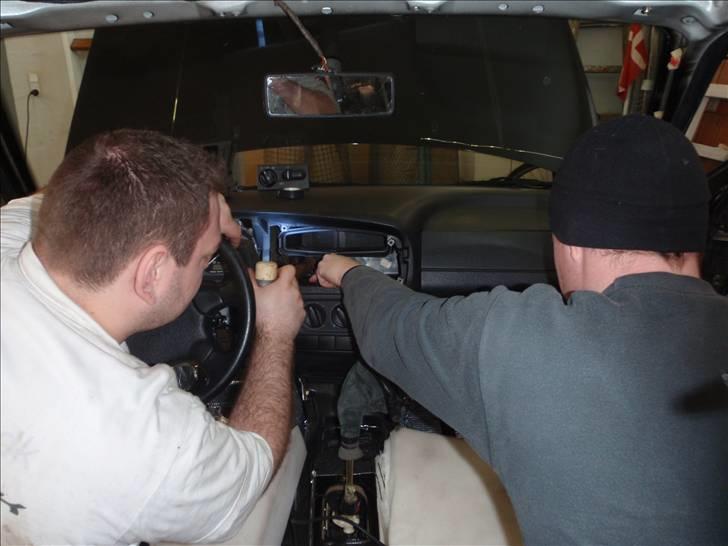 Golf GTI - Lydisolering og kabel føring - For at min Alpine 9887'er kunne være der med de 6 AIV Black Moon signalkabler, skulle varmekanalen smeltes lidt, så der blev plads nok! billede 45