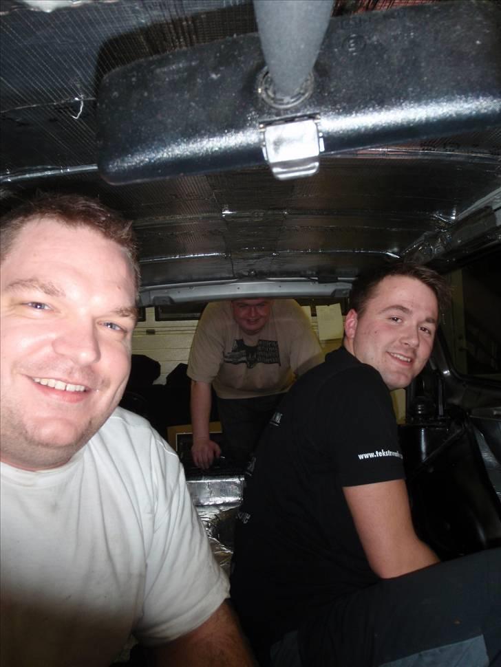 Golf GTI - Lydisolering og kabel føring - Fra venstre: Peter G., Casper C. og jeg billede 40