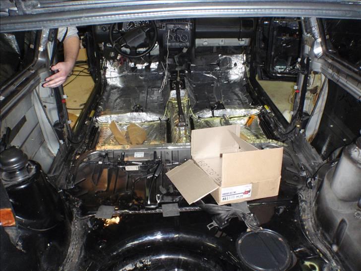 Golf GTI - Lydisolering og kabel føring billede 37