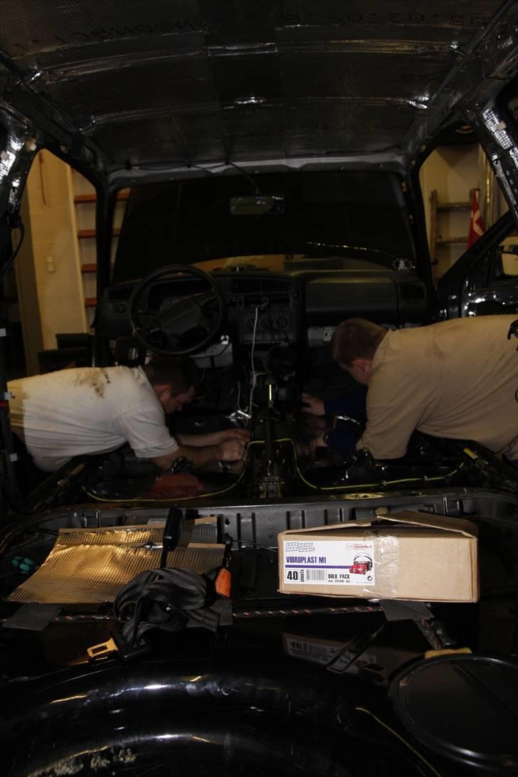 Golf GTI - Lydisolering og kabel føring billede 34