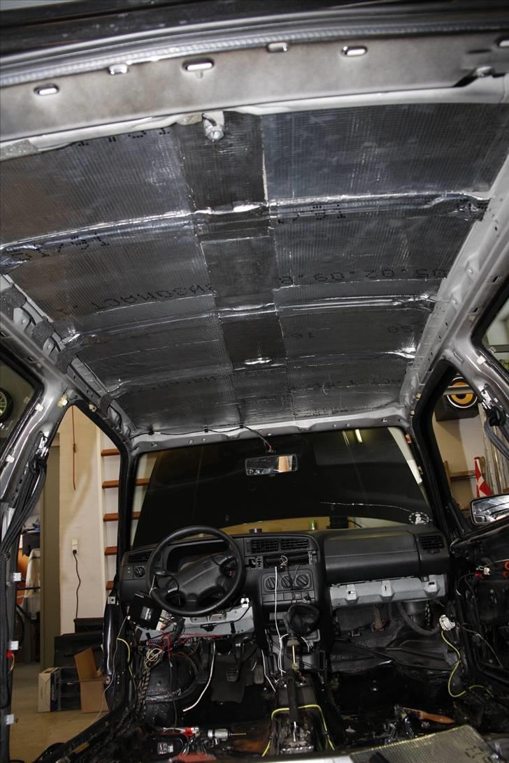 Golf GTI - Lydisolering og kabel føring - Så blev loftet færdig, nu mangler kun den gamle lydisolering at komme på, før loftet monteres. billede 33