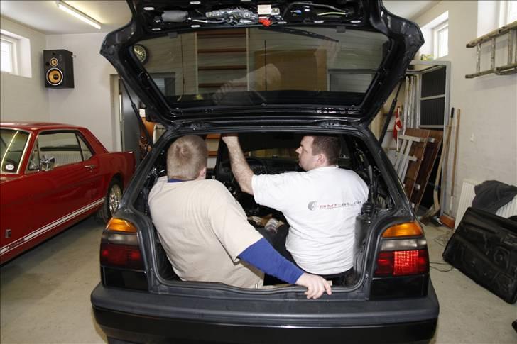 Golf GTI - Lydisolering og kabel føring - Heh :) Ser godt ud drenge :P billede 31