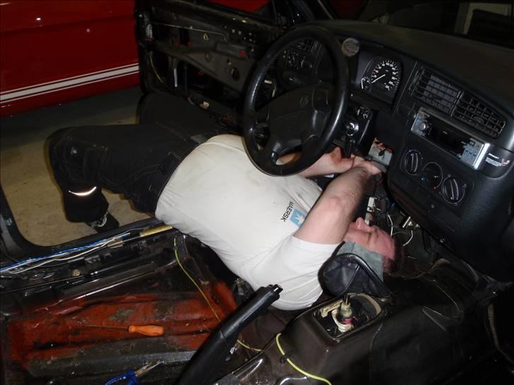 Golf GTI - Lydisolering og kabel føring billede 18