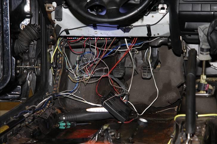 Golf GTI - Lydisolering og kabel føring billede 17