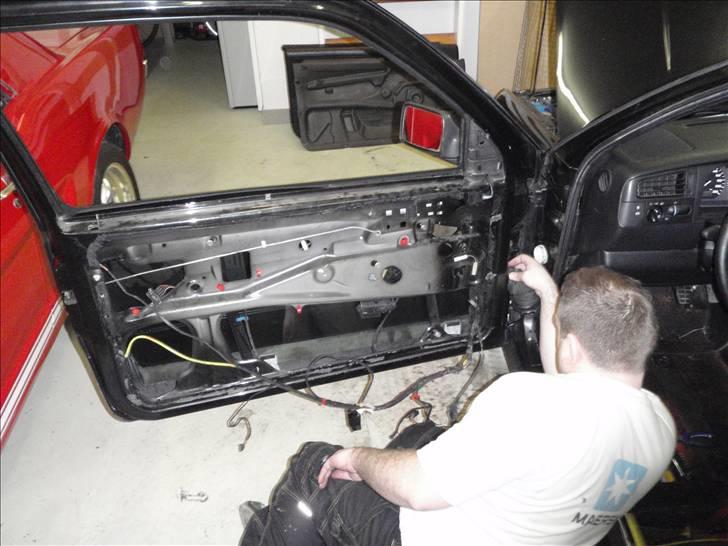 Golf GTI - Lydisolering og kabel føring - Peter igang med døren. billede 14