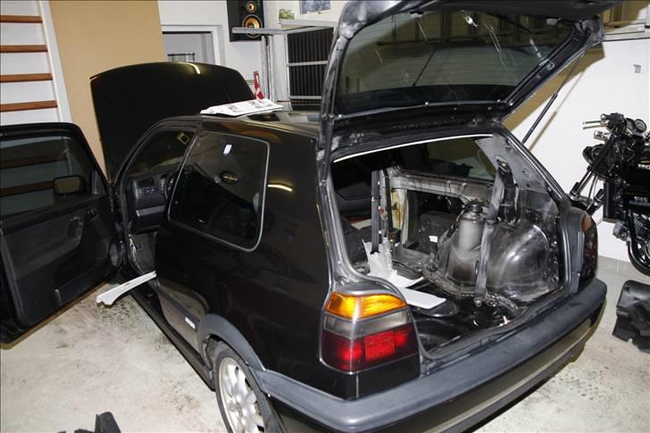 Golf GTI - Lydisolering og kabel føring billede 13