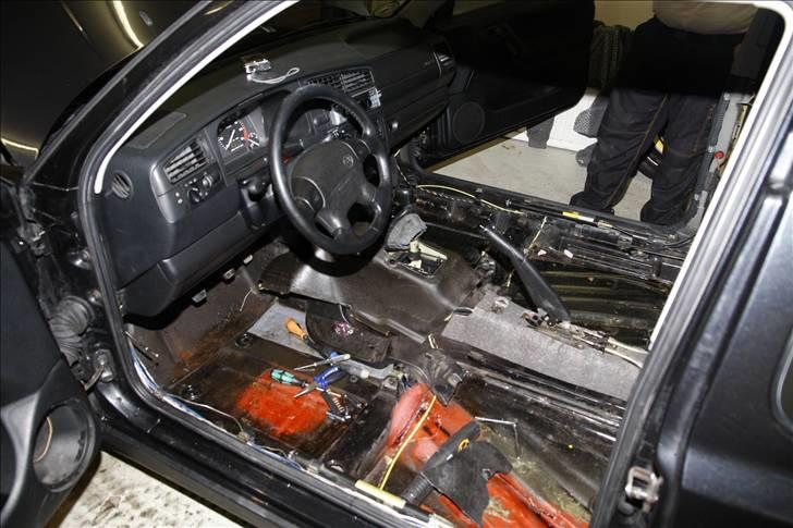 Golf GTI - Lydisolering og kabel føring - Tidligere reparation af rust. Bunden blev ren gjort med stålbørste samt overmalet med en omgang zinkspray.. Så må vi håbe det kan hjælpe lidt på det. billede 10