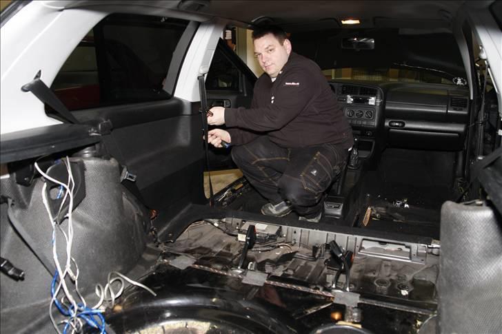 Golf GTI - Lydisolering og kabel føring billede 8