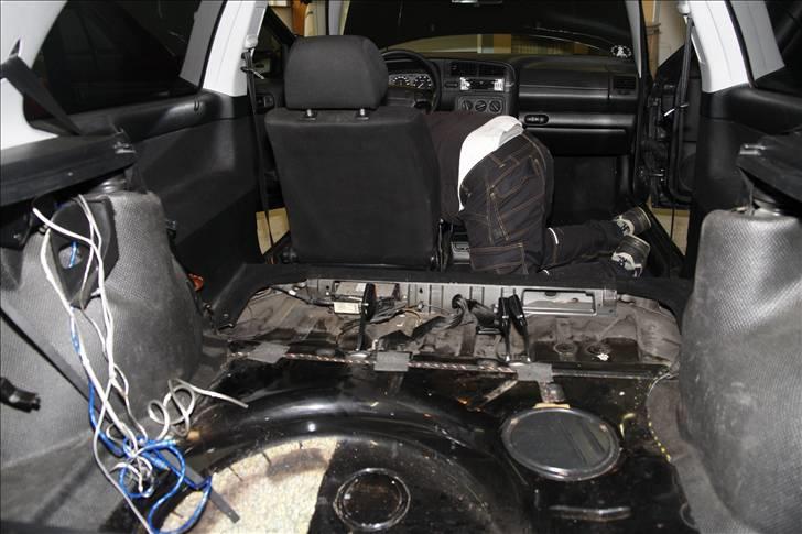 Golf GTI - Lydisolering og kabel føring billede 6