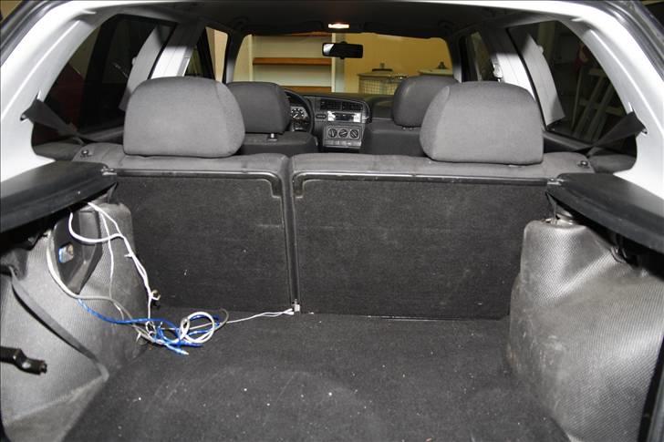 Golf GTI - Lydisolering og kabel føring - Tidligere ejer har vist haft noget thansen anlæg i :P siden der var brugt telefon ledning!! billede 4