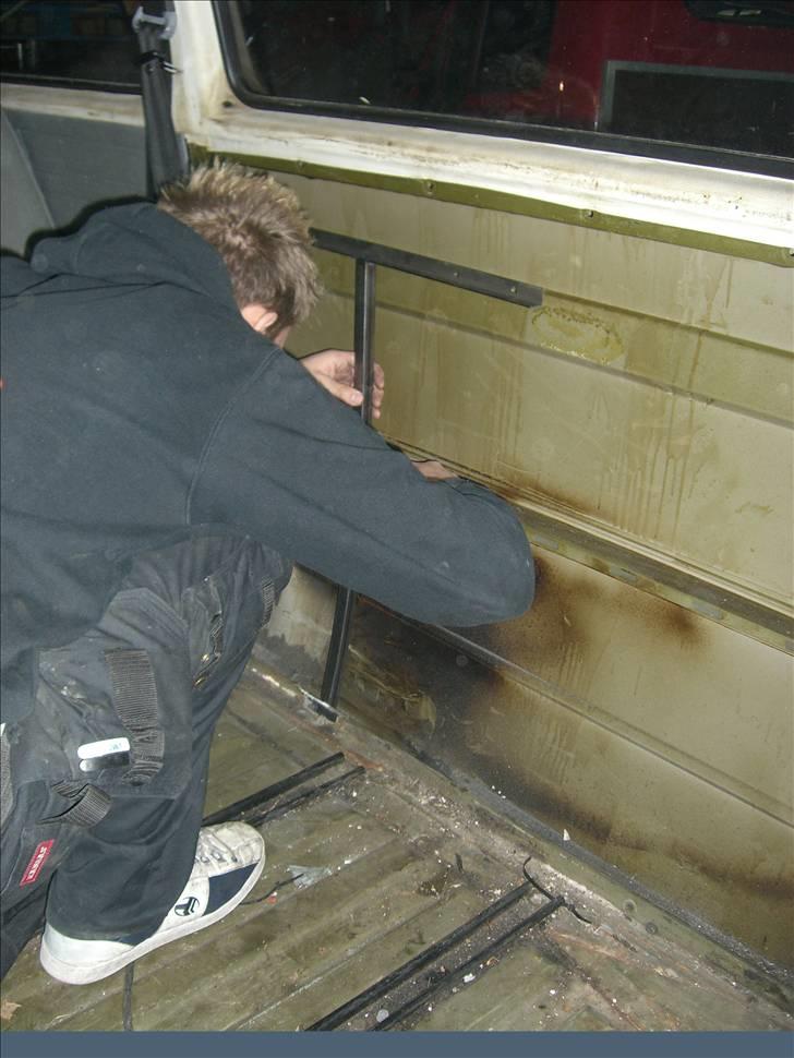 Vw caravelle æ' party bus - Nicolaj, vvs'ern. der er ved at montere holder til bordet billede 48