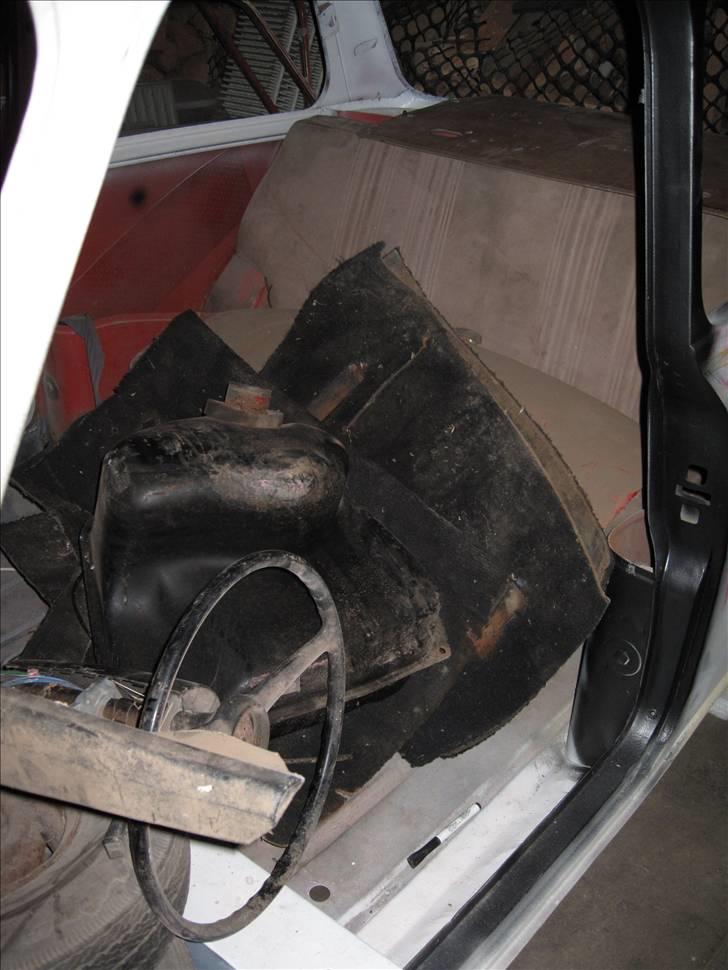 Morris Mascot 850 - Lige et kig ind i karossen. Her kan man bla. se bagsædet i lys brun vinyl. billede 8