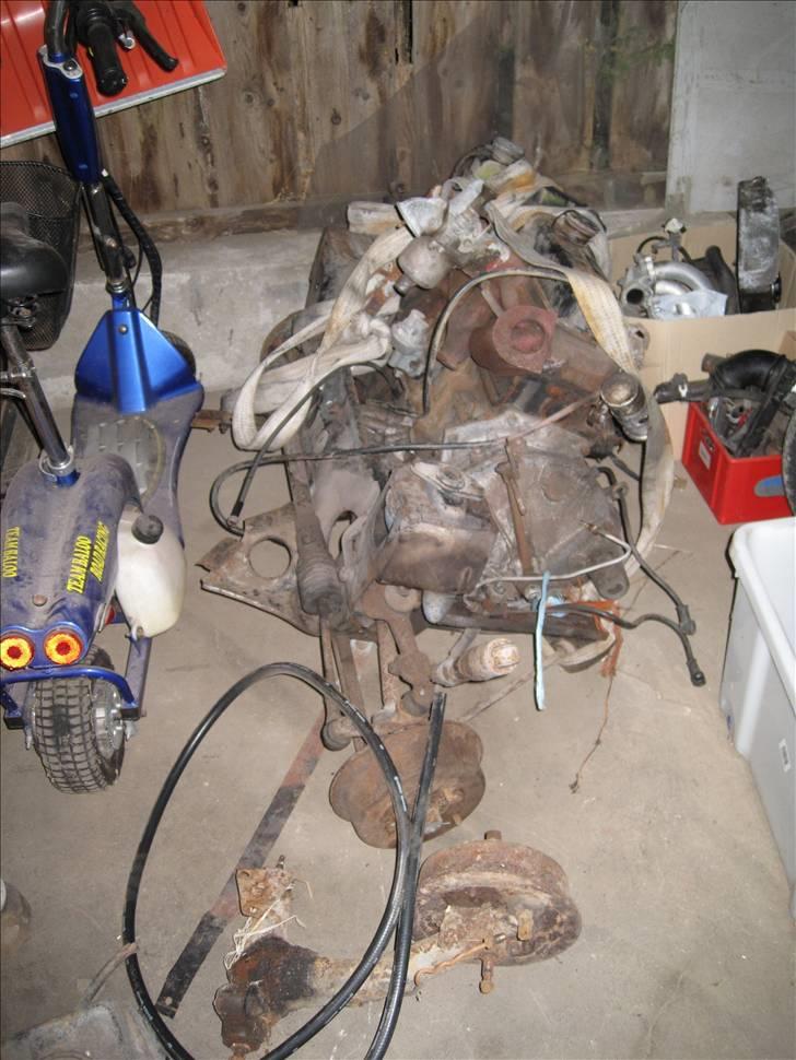 Morris Mascot 850 - Her har vi så kraftværket. Det står monteret på frontrammen. Vil dog blive adskilt snart og så begynder istandsættelsen af ramme og motor. billede 5