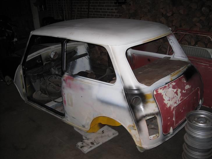 Morris Mascot 850 - Her ses bagenden. Man kan også se at tidligere ejer har givet hele bunden af bilen noget gul autolak for at beskytte den. Jeg regner dog lige med at bilen skal have en omgang sort lak i bunden inden den kommer på hjul. billede 3