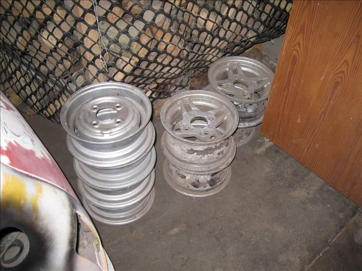 Morris Mascot 850 - Her er et udvalg af de fælge der fulgte med til bilen. I første omgang tror jeg at det bliver de fælge til højre der kommer på bilen. billede 4