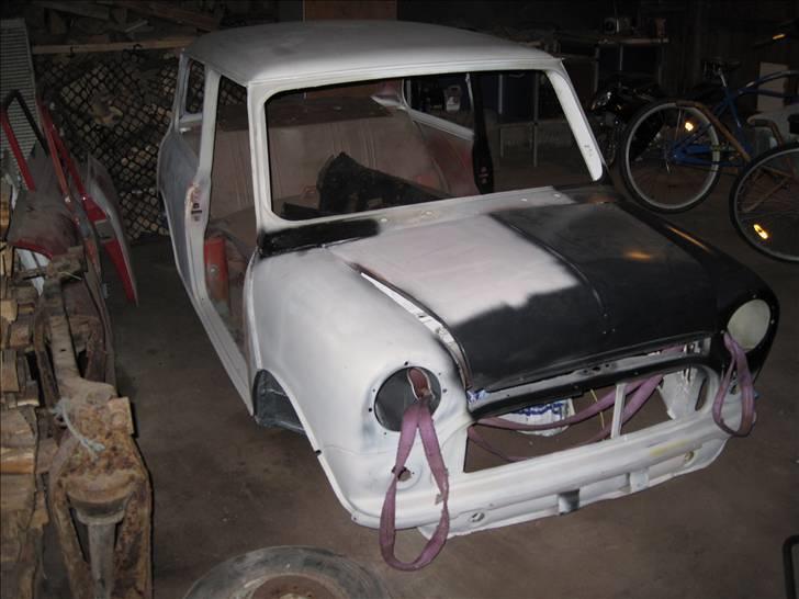 Morris Mascot 850 - En lidt anden vinkel. Stroppen der hænger ud af bilen brugte vi til at trække bilen op på traileren. Det er ikke helt nemt at flytte sådan en karos når man kun er 3 personer. Og en med en brækket arm. billede 2