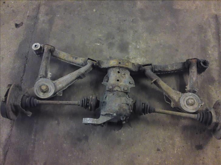 Så begynder E30´eren at tage form ;) - Det gamle bagtøj & bagbro... Trist syn, så der kommer andet i (har det liggende) billede 18