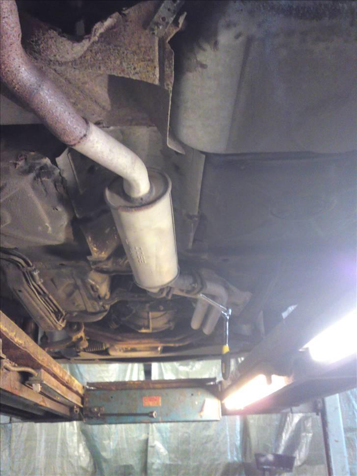 Så begynder E30´eren at tage form ;) - Og så blev der også lige bestilt ny udstødning. så rigtig trist ud den gamle billede 19