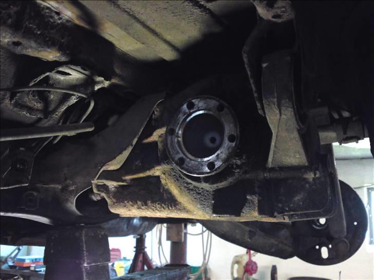 Så begynder E30´eren at tage form ;) - Andet bagtøj, i bedere stand. og fra en 325i. Så mere spær til mig.... hehe billede 24