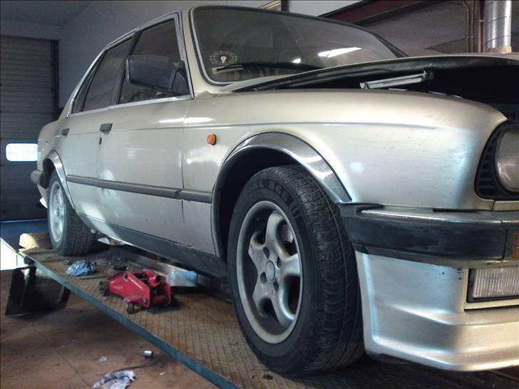 Så begynder E30´eren at tage form ;) - Bliver sku findt... så mangler vi bare saltfrie veje, så vi kan få de fine ny nyrenoverede tysker fælge billede 30